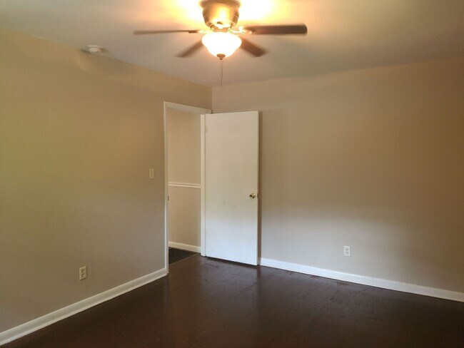 Building Photo - 4 Bedroom 2 Bath Move In Ready!
