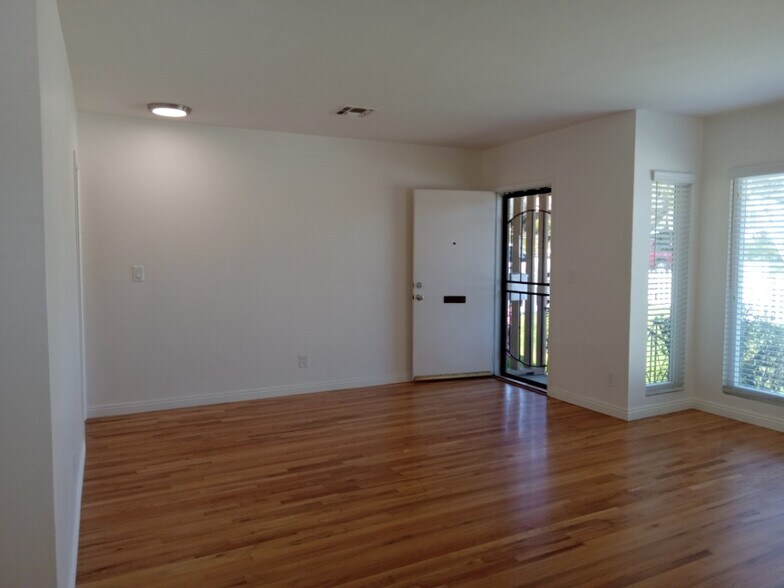 Living Room - 1501 W Santa Cruz St