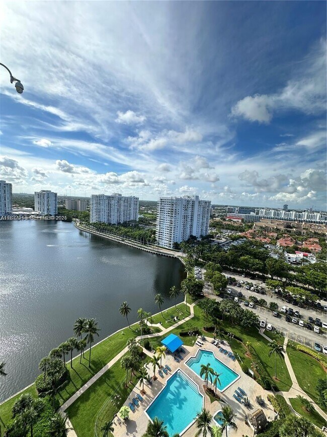 Building Photo - 18151 NE 31st Ct