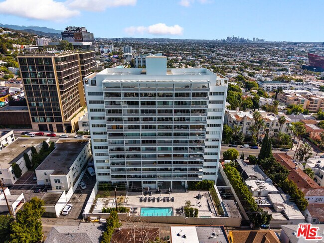 Building Photo - 999 N Doheny Dr