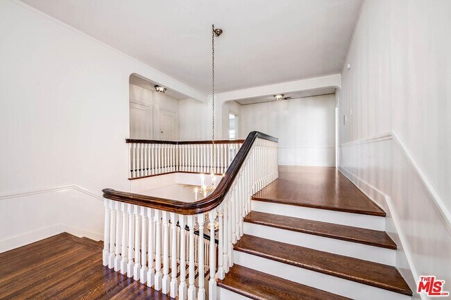 Building Photo - 809 N Bedford Dr
