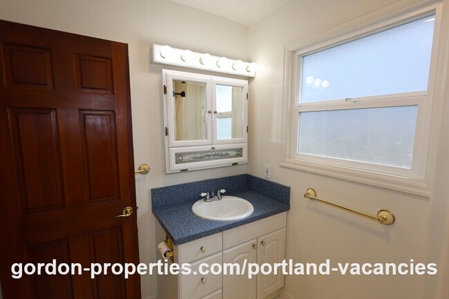 Building Photo - NE 94th Ave - Vintage Montavilla 2 bedroom house