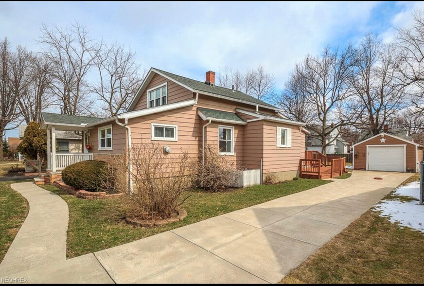 Building Photo - 247 E 248th St