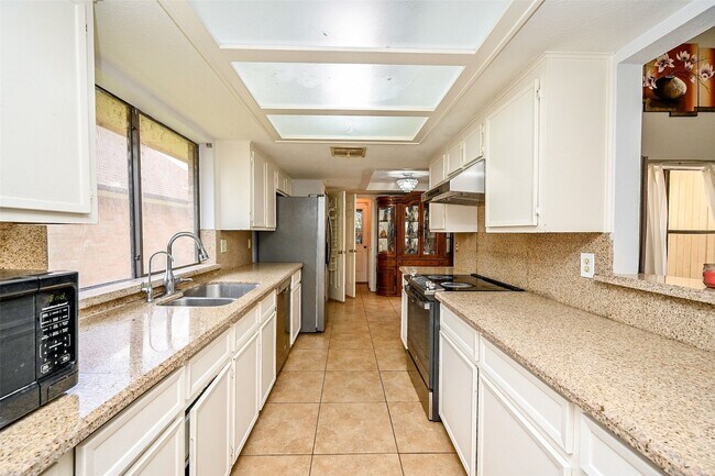 Building Photo - 14431 Royal Hill Dr