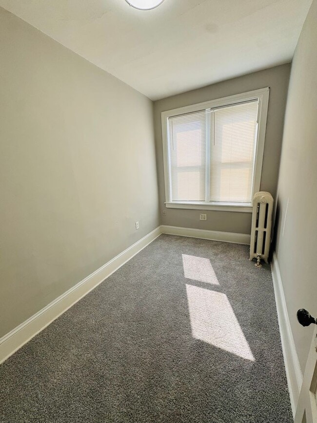 Building Photo - Remodeled 3bd/1 House with Rear yard!! SEC...
