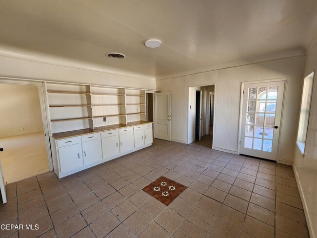 Building Photo - 6643 Westside Dr