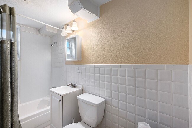 Building Photo - 2 Bedroom, 1 Bath Garden Level Unit in Park Hill