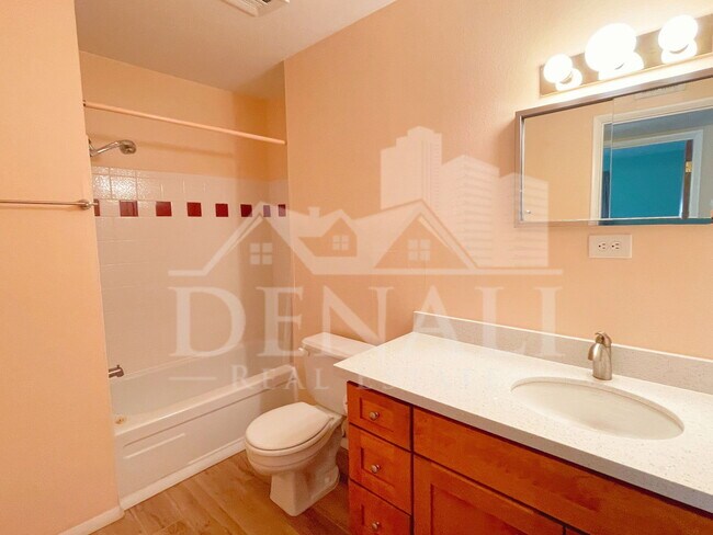 Building Photo - 1515 W Huntington Dr