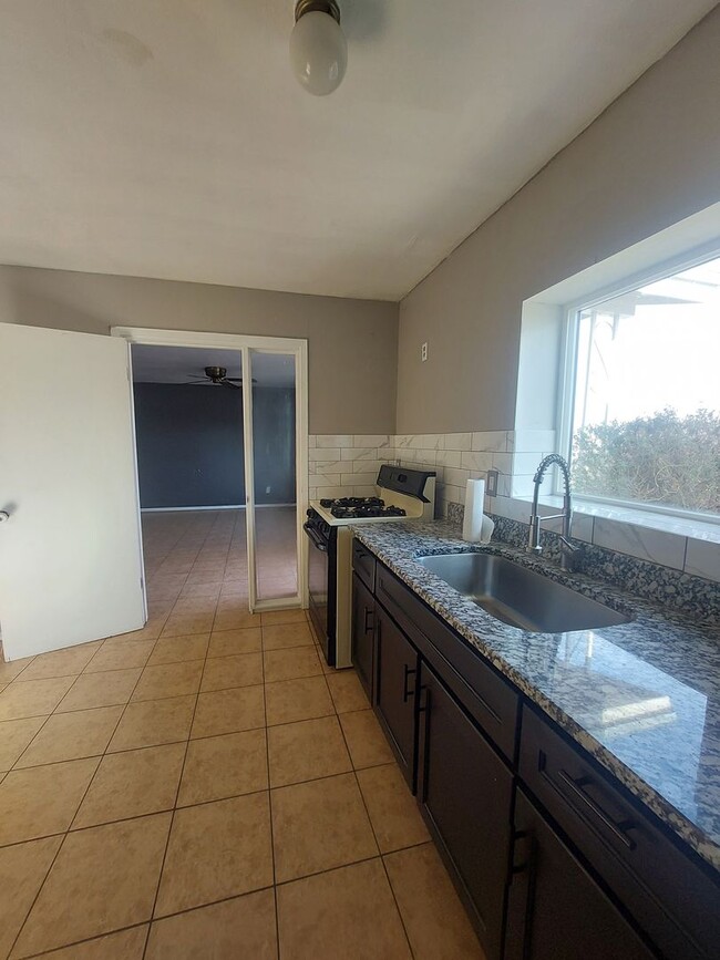 Building Photo - 3 bedroom 2 bathroom beautiful rental ! Av...