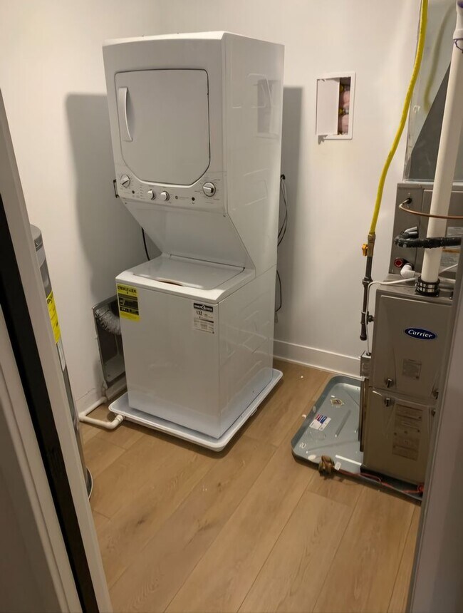 Building Photo - Modern Large 1 BED 1.5 BATH in Port Richmond!