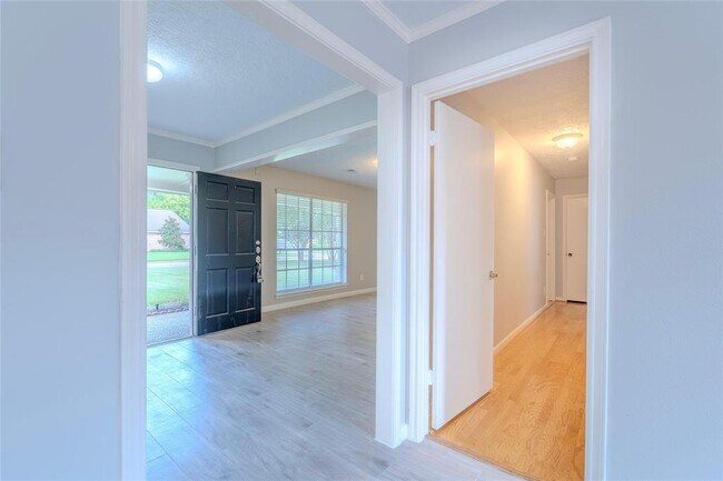 Building Photo - 16227 Southampton Dr