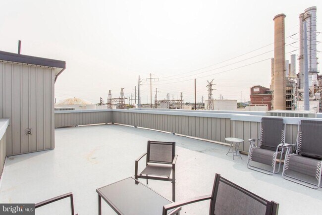 Building Photo - 2553 Montrose St