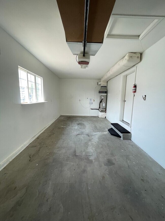 Building Photo - 1308/1310 W Lakeside Dr