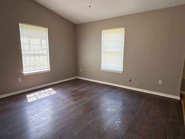 Building Photo - Newly Listed Home in Oakhaven