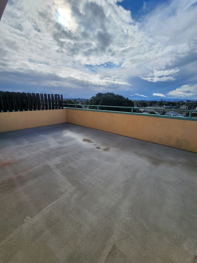 Building Photo - Ocean View Corner Apartment with Private Deck