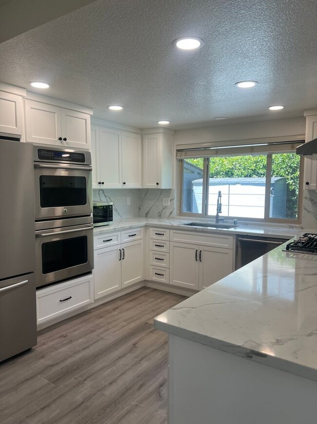 Building Photo - 142 Hillview Dr