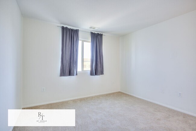 Building Photo - Beautiful 2-story home located in a gated community