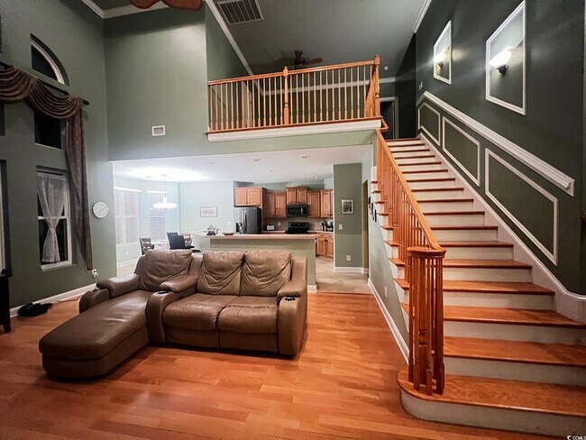 Building Photo - 584 Summerhill Dr