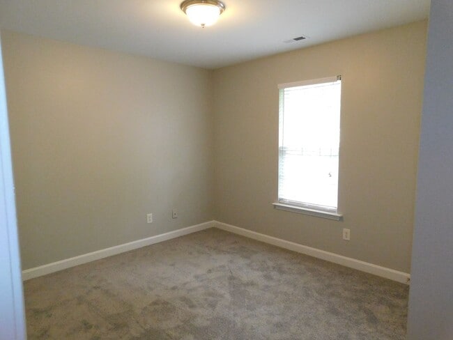 Building Photo - 3 bedroom 2.5 bath single family home