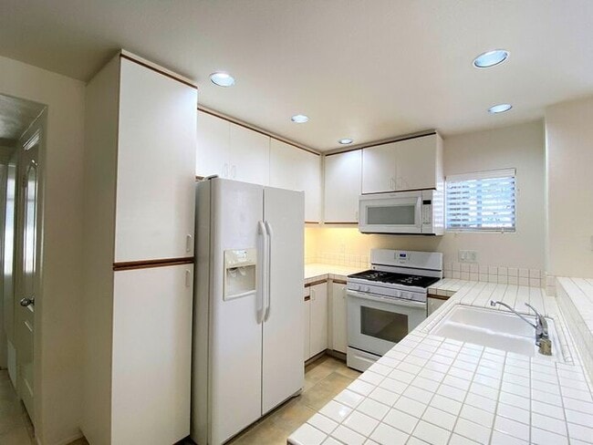 Building Photo - Desirable 2 Bedroom 2.5 Bathroom Townhome ...