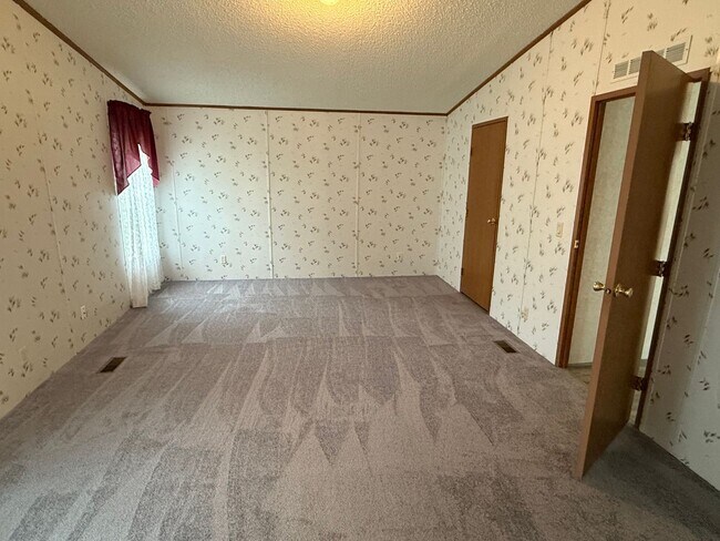 Building Photo - ~ APPLICATIONS PENDING ~ 3 Bedroom, 2 Bath...