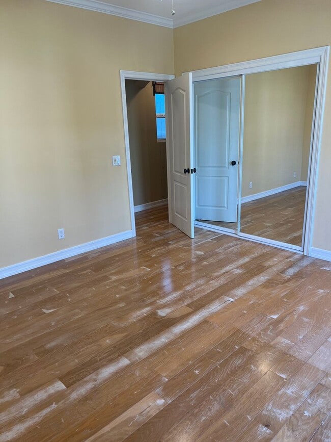 Building Photo - Custom home 1 block to ocean