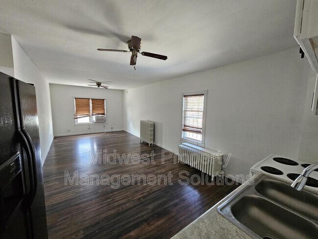 Building Photo - 810 E 8th St