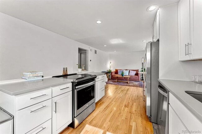 Open kitchen - 3165 N Saint Paul St