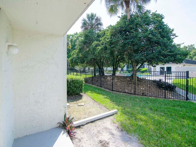 Building Photo - Ground Floor - Corner/End Unit - Upgraded ...