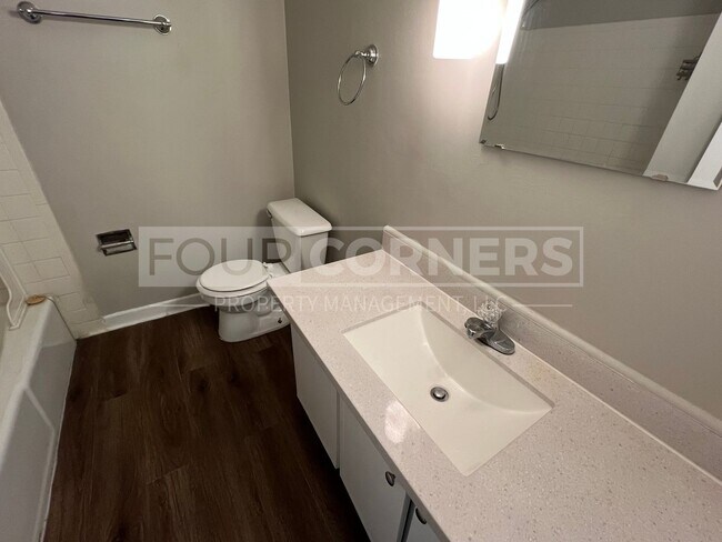 Building Photo - Lovely 2 Bedroom 1.5 Apartment