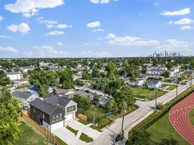 Building Photo - 4108 Cortlandt St