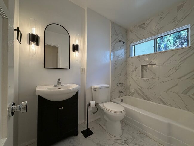 Building Photo - 124 N Beachwood Dr