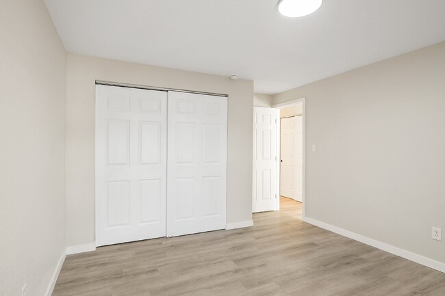 Building Photo - Like New Two Bedroom Apartment Close to De...