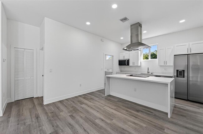 Building Photo - 511 Sweetwater Dr