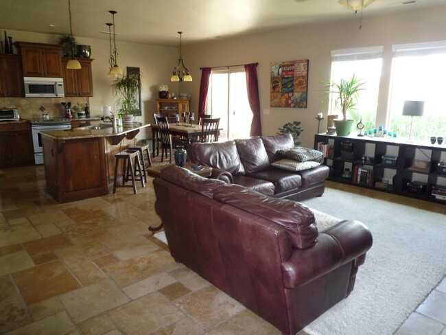 Building Photo - Beautiful Single Level Property with a Big...