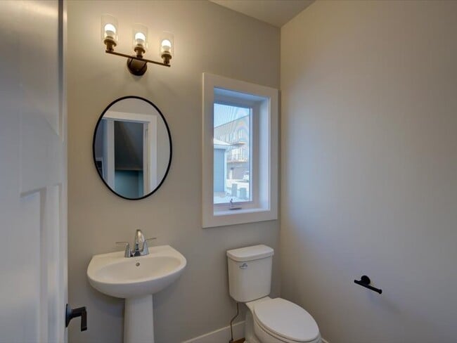 Building Photo - 4880 Romaine Rd