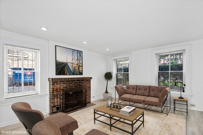 Building Photo - 545 W Belden Ave