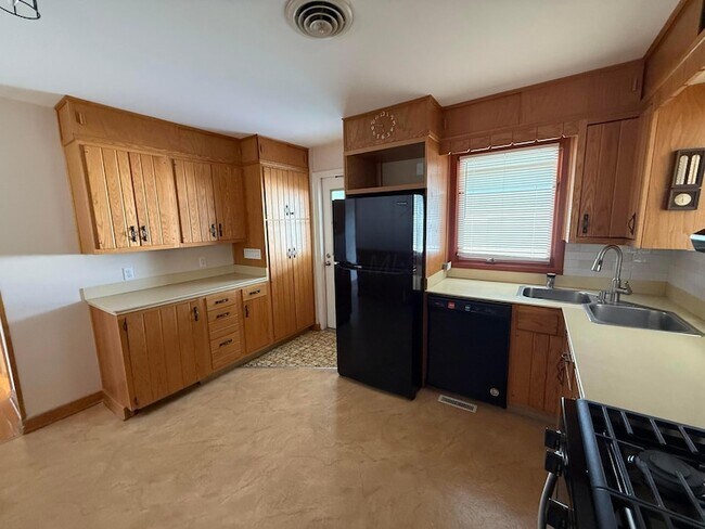 Building Photo - 4212 Beechgrove Dr