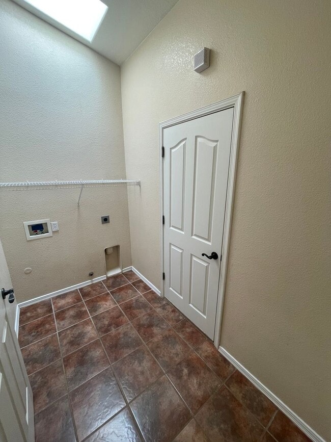 Building Photo - Lovely 4 Bedroom/2 Bath home in Parkhill E...