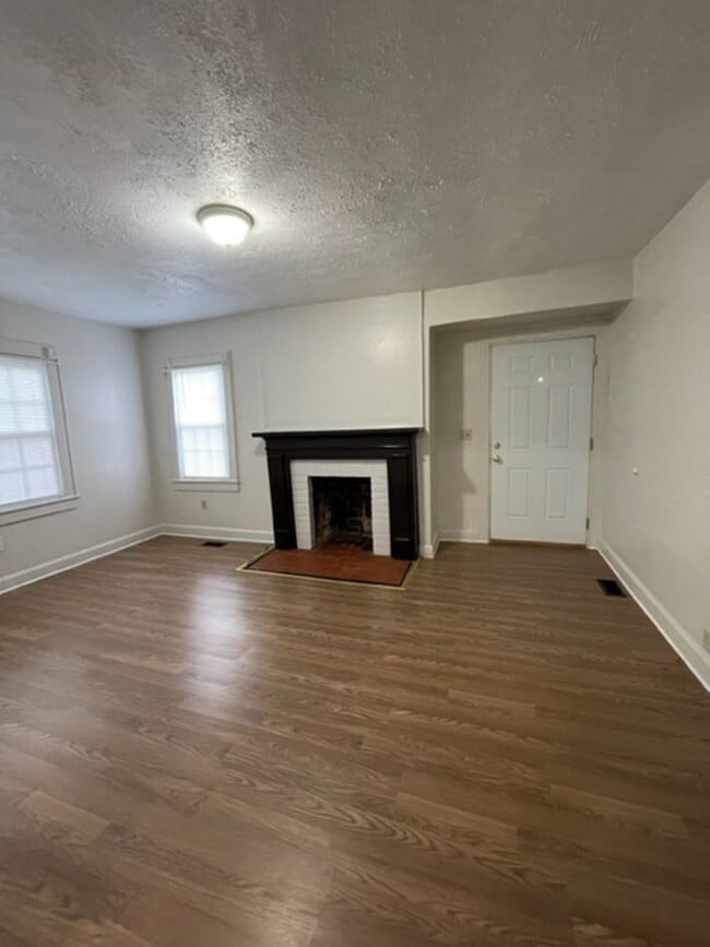 Building Photo - Maryville 37804 - 2 bedroom, 1 bath home Short term or Long term lease options - Call Debra Johns...