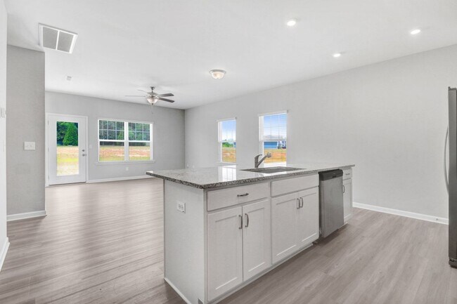 Building Photo - DRAKE ESTATES 3 BR | 2 BA Townhome w/ 2-Ca...