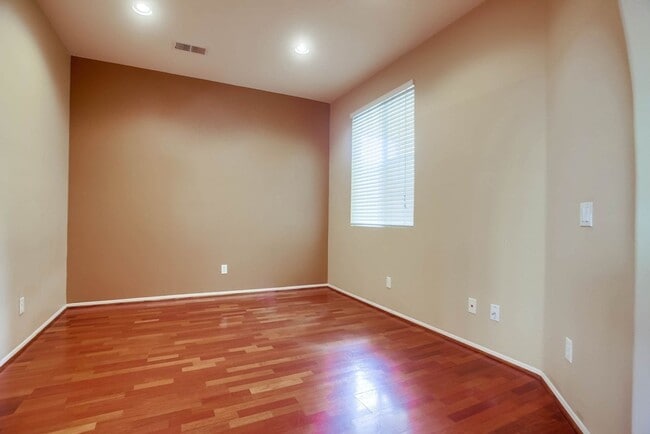Building Photo - Available Now!! Spacious 4 Bedroom Plus a ...