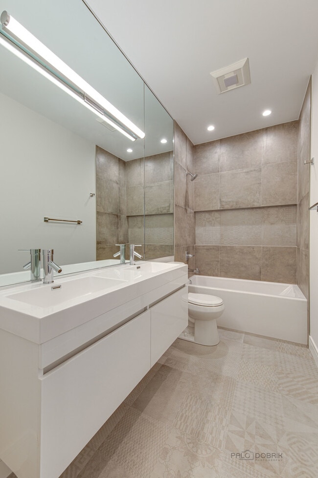 Building Photo - 1304 N Lawndale Ave