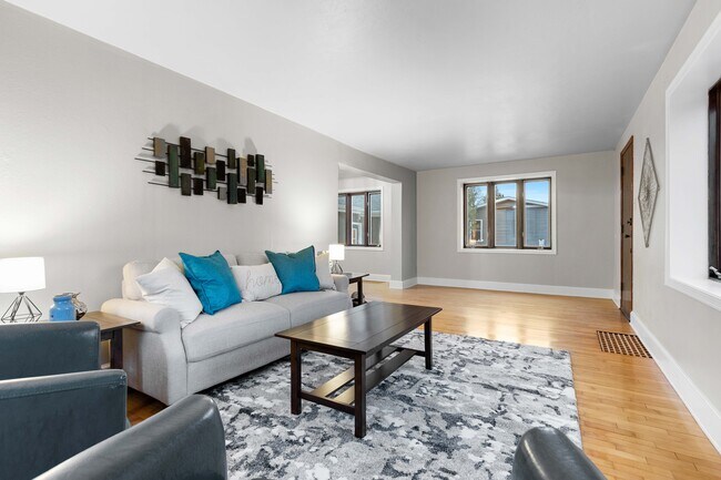 Large Entertaining Area - 1126 Grant St