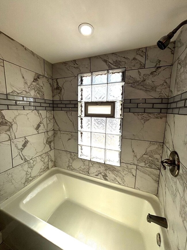 Building Photo - 4 Bedroom Beauty