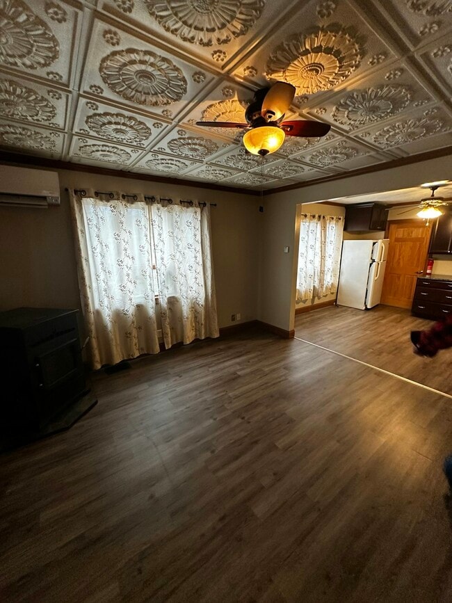 Building Photo - 240 E Main St