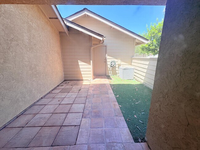 Building Photo - 10381 Crosscreek Terrace