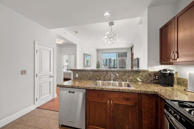Building Photo - Top Floor Condo in the Gaslamp District!