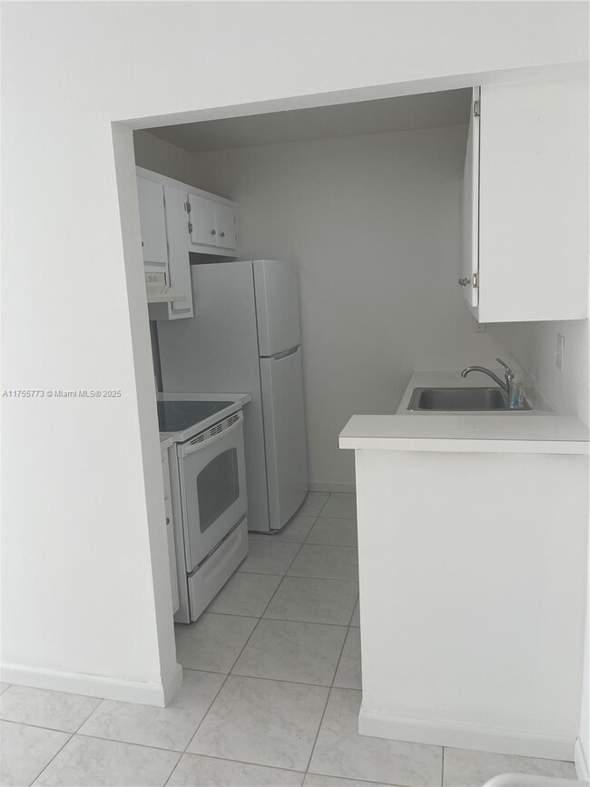 Building Photo - 10790 N Kendall Dr