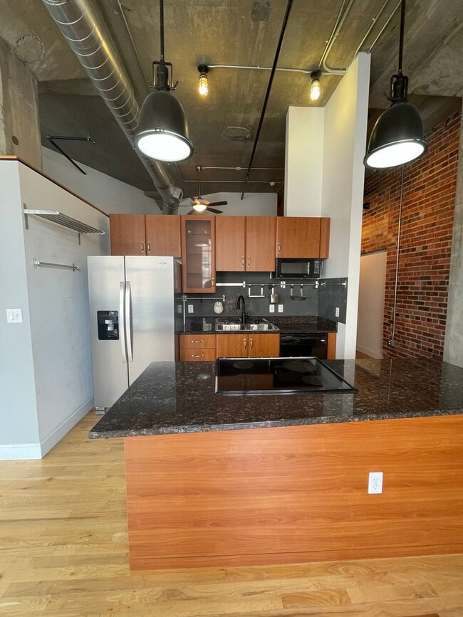 Building Photo - Charming Loft with Private Entrance & Pati...